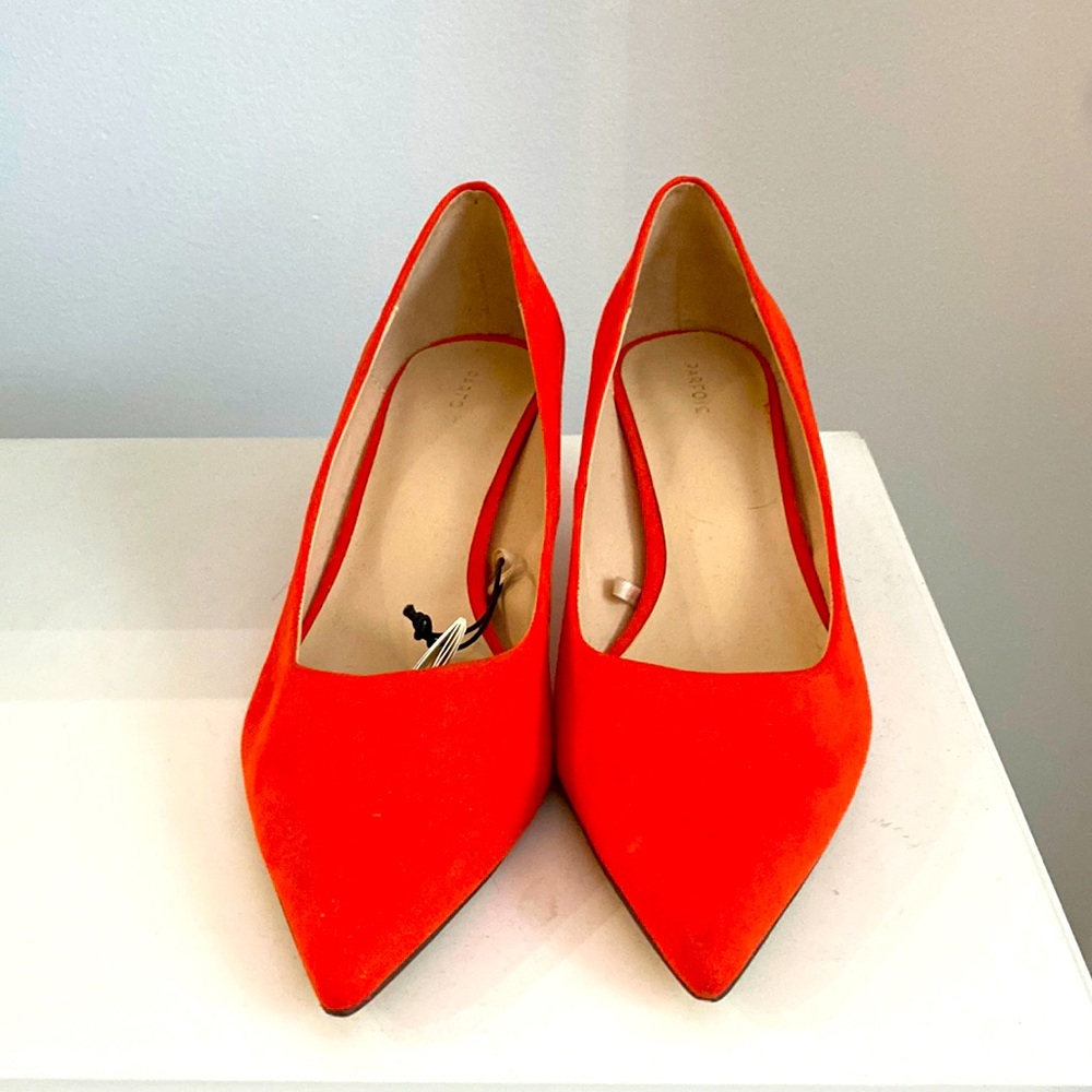 Italian size 9 shoes with kitten heel for sale. NEVER WORN.